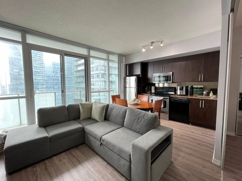 High-Floor Condo by Scotiabank Arena & CN Tower – Monthly Stays