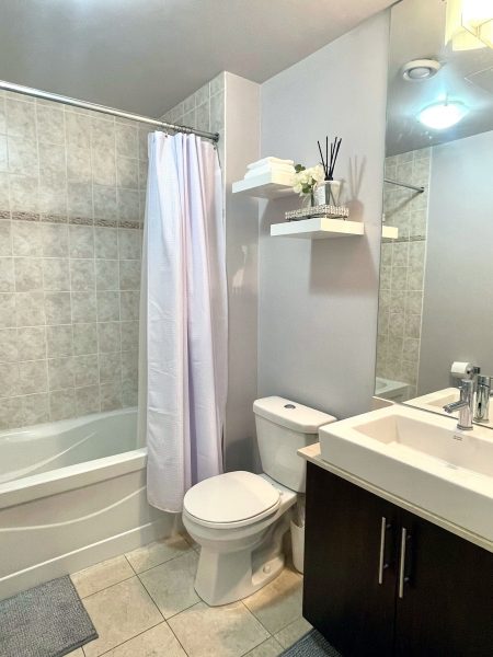 High-Floor Condo by Scotiabank Arena & CN Tower – Monthly Stays