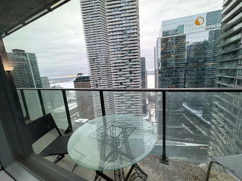 High-Floor Condo by Scotiabank Arena & CN Tower – Monthly Stays